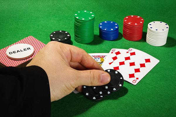 Discover Expanding Reels and Multiplier Features Through オンラインカジノ Slots